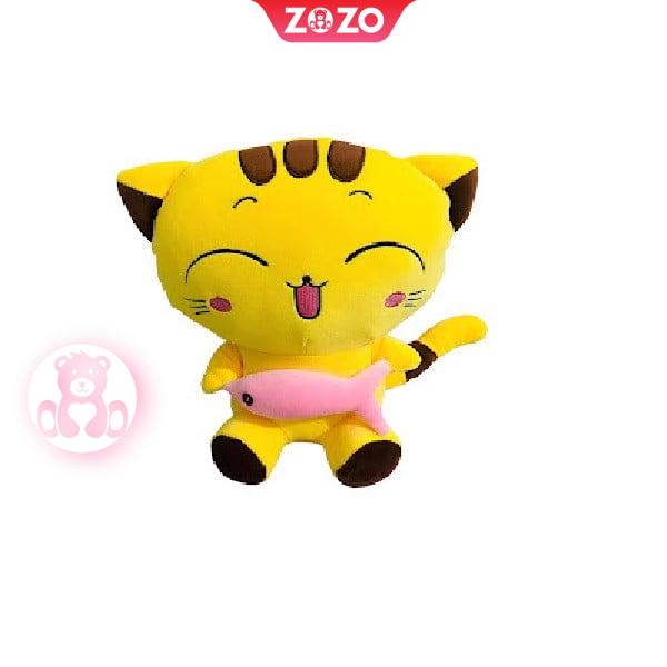 Mèo ôm cá nhồi bông